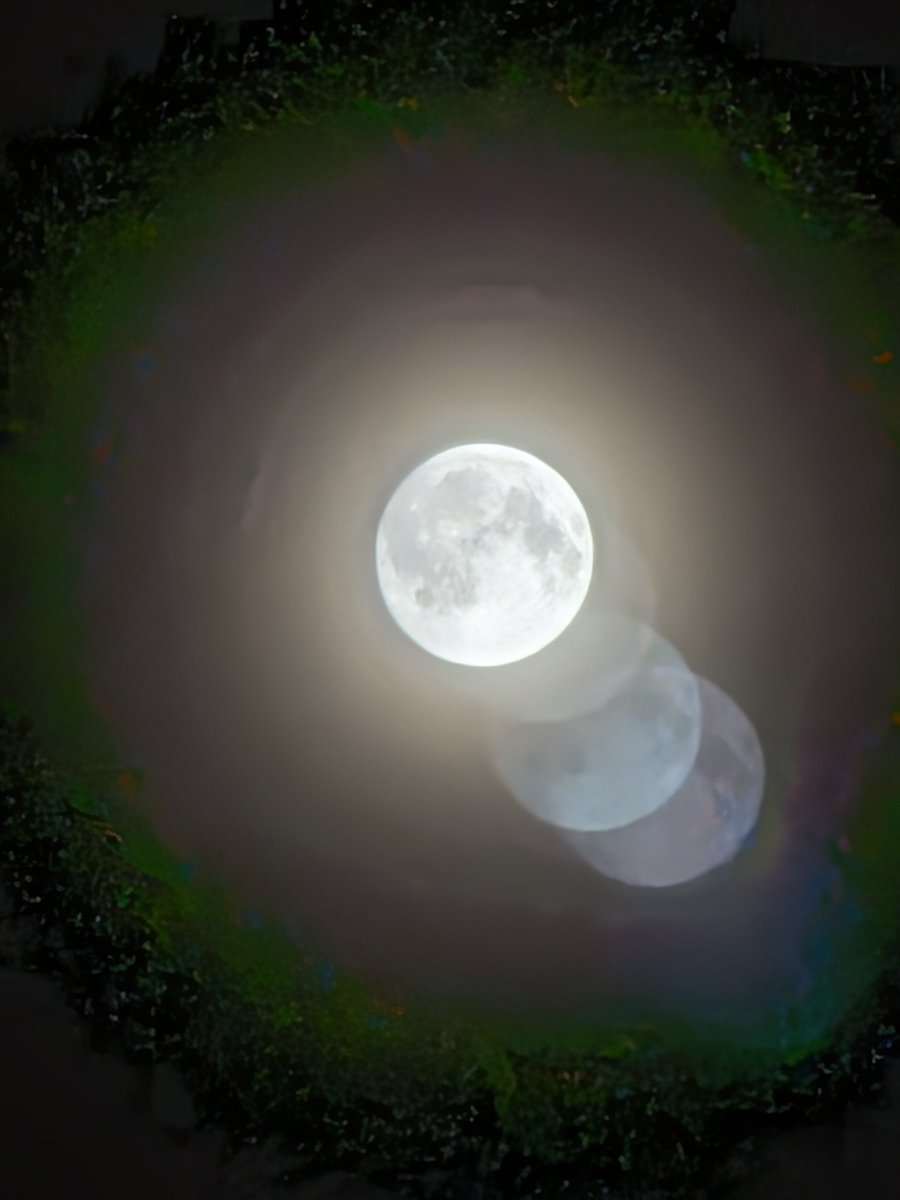 aoidman's tweet photo. トリプルガラス越しに撮ると
月が4個になる🌕️🌕️🌕️🌕️ https://t.co/67cYBcHwU7