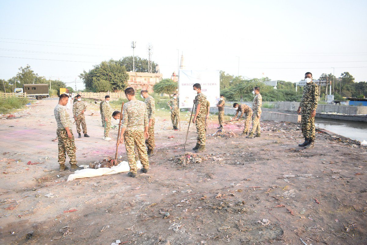 236bncrpf's tweet photo. दिनांक 25/09/26 को चलाए गए स्वच्छता ही सेवा अभियान के तहत् 236 बटा0 के.रि.पु.बल द्वारा हनुमान मंदिर, बवाना, नई दिल्ली के सामने मुनक नहर के किनारे सफाई अभियान चलाया गया जिसमें बटालियन के अधिकारियों एवं कार्मिकों द्वारा बढ़चढ़कर भाग लिया गया। https://t.co/Ep6XJohm1g