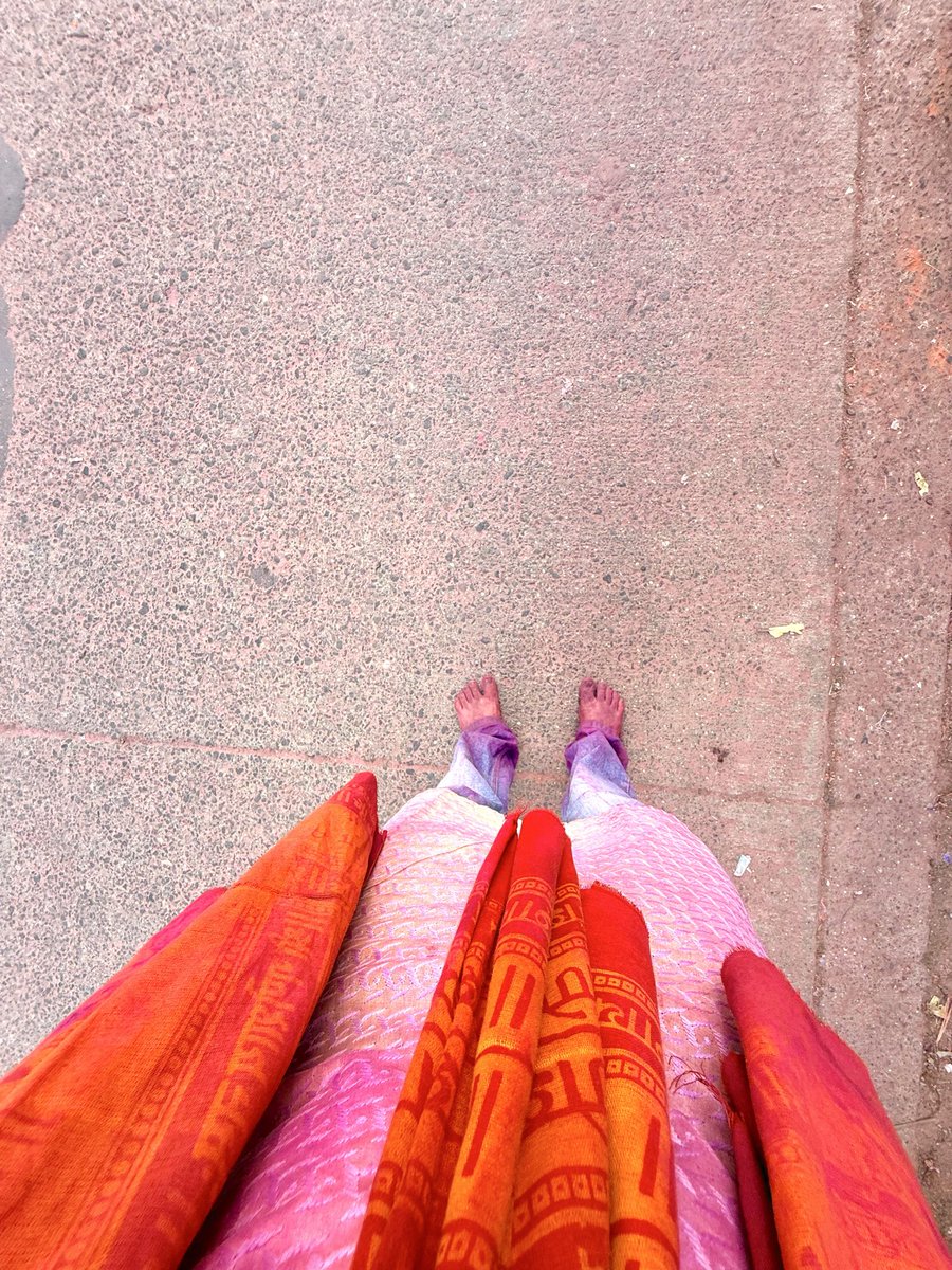 marathikirann's tweet photo. सकाळी ९ वाजता लालबागला पोहोचलो…राजाच्या गेट वर ३ तास फुल धक्काबुक्कीत उभा राहिलो…मग राजाच्या मागचे सगळे गणपती केले…
पायावर जवळपास दीडदोन हजार लोकांनी पाय दिल्याने पाय फुल्ल सुजलेत…
असो, राजाचं आज ५ वेळा दर्शन झालं…
सगळे कष्ट सार्थकी लागले ❤️🥹
#lalbaugcha #visarjan https://t.co/3lh5QQdtd6