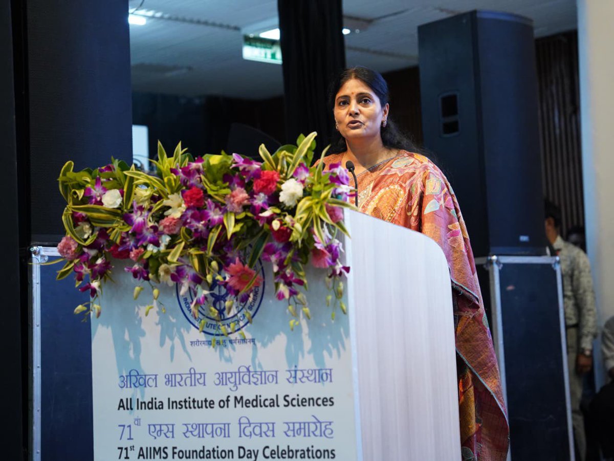 AnupriyaSPatel's tweet photo. आज अखिल भारतीय आयुर्विज्ञान संस्थान (AIIMS), नई दिल्ली के 71वें स्थापना दिवस के सुअवसर पर संस्थान के संकाय सदस्यों एवं विद्यार्थियों को संबोधित कर अत्यंत प्रसन्नता हुई।

AIIMS, नई दिल्ली ने बीते 7 दशक में राष्ट्रीय तथा अंतर्राष्ट्रीय स्तर पर चिकित्सा जगत में अपनी विशिष्ट पहचान क़ायम की है।अपनी उत्कृष्ट चिकित्सा सेवाओं, समर्पण और निरंतर नवाचार के माध्यम से देश की चिकित्सा व्यवस्था को नई दिशा प्रदान की है।यह संस्थान देश के करोड़ों नागरिकों के अटूट विश्वास का केंद्र है ।

AIIMS, नई दिल्ली देश के अन्य नवनिर्मित AIIMS संस्थानों एवं विभिन्न चिकित्सा संस्थानों के लिए भी एक मार्गदर्शक और आदर्श संस्थान के रूप में महती भूमिका अदा कर रहा है। संस्थान ने चिकित्सा शिक्षा, अनुसंधान और स्वास्थ्य सेवाओं में उत्कृष्टता का ऐसा मानदंड स्थापित किया है जो देश के अन्य सभी चिकित्सा संस्थानों के लिए अनुकरणीय है ।
