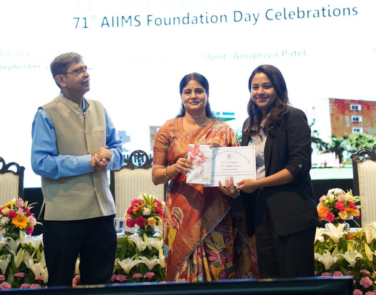 AnupriyaSPatel's tweet photo. आज अखिल भारतीय आयुर्विज्ञान संस्थान (AIIMS), नई दिल्ली के 71वें स्थापना दिवस के सुअवसर पर संस्थान के संकाय सदस्यों एवं विद्यार्थियों को संबोधित कर अत्यंत प्रसन्नता हुई।

AIIMS, नई दिल्ली ने बीते 7 दशक में राष्ट्रीय तथा अंतर्राष्ट्रीय स्तर पर चिकित्सा जगत में अपनी विशिष्ट पहचान क़ायम की है।अपनी उत्कृष्ट चिकित्सा सेवाओं, समर्पण और निरंतर नवाचार के माध्यम से देश की चिकित्सा व्यवस्था को नई दिशा प्रदान की है।यह संस्थान देश के करोड़ों नागरिकों के अटूट विश्वास का केंद्र है ।

AIIMS, नई दिल्ली देश के अन्य नवनिर्मित AIIMS संस्थानों एवं विभिन्न चिकित्सा संस्थानों के लिए भी एक मार्गदर्शक और आदर्श संस्थान के रूप में महती भूमिका अदा कर रहा है। संस्थान ने चिकित्सा शिक्षा, अनुसंधान और स्वास्थ्य सेवाओं में उत्कृष्टता का ऐसा मानदंड स्थापित किया है जो देश के अन्य सभी चिकित्सा संस्थानों के लिए अनुकरणीय है ।