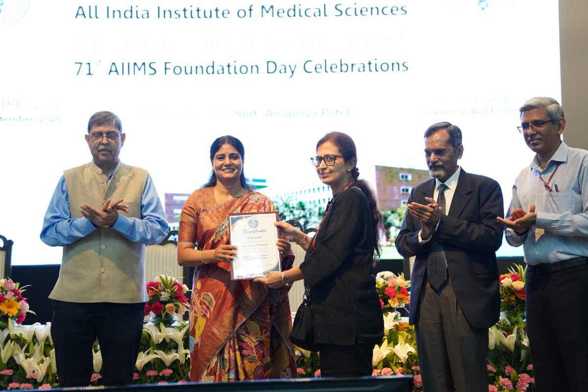 AnupriyaSPatel's tweet photo. आज अखिल भारतीय आयुर्विज्ञान संस्थान (AIIMS), नई दिल्ली के 71वें स्थापना दिवस के सुअवसर पर संस्थान के संकाय सदस्यों एवं विद्यार्थियों को संबोधित कर अत्यंत प्रसन्नता हुई।

AIIMS, नई दिल्ली ने बीते 7 दशक में राष्ट्रीय तथा अंतर्राष्ट्रीय स्तर पर चिकित्सा जगत में अपनी विशिष्ट पहचान क़ायम की है।अपनी उत्कृष्ट चिकित्सा सेवाओं, समर्पण और निरंतर नवाचार के माध्यम से देश की चिकित्सा व्यवस्था को नई दिशा प्रदान की है।यह संस्थान देश के करोड़ों नागरिकों के अटूट विश्वास का केंद्र है ।

AIIMS, नई दिल्ली देश के अन्य नवनिर्मित AIIMS संस्थानों एवं विभिन्न चिकित्सा संस्थानों के लिए भी एक मार्गदर्शक और आदर्श संस्थान के रूप में महती भूमिका अदा कर रहा है। संस्थान ने चिकित्सा शिक्षा, अनुसंधान और स्वास्थ्य सेवाओं में उत्कृष्टता का ऐसा मानदंड स्थापित किया है जो देश के अन्य सभी चिकित्सा संस्थानों के लिए अनुकरणीय है ।