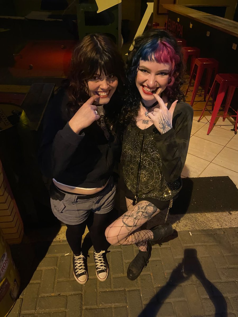 Hatariana's tweet photo. eu e a diva entre tapas e beijos https://t.co/9mqkKwxye9