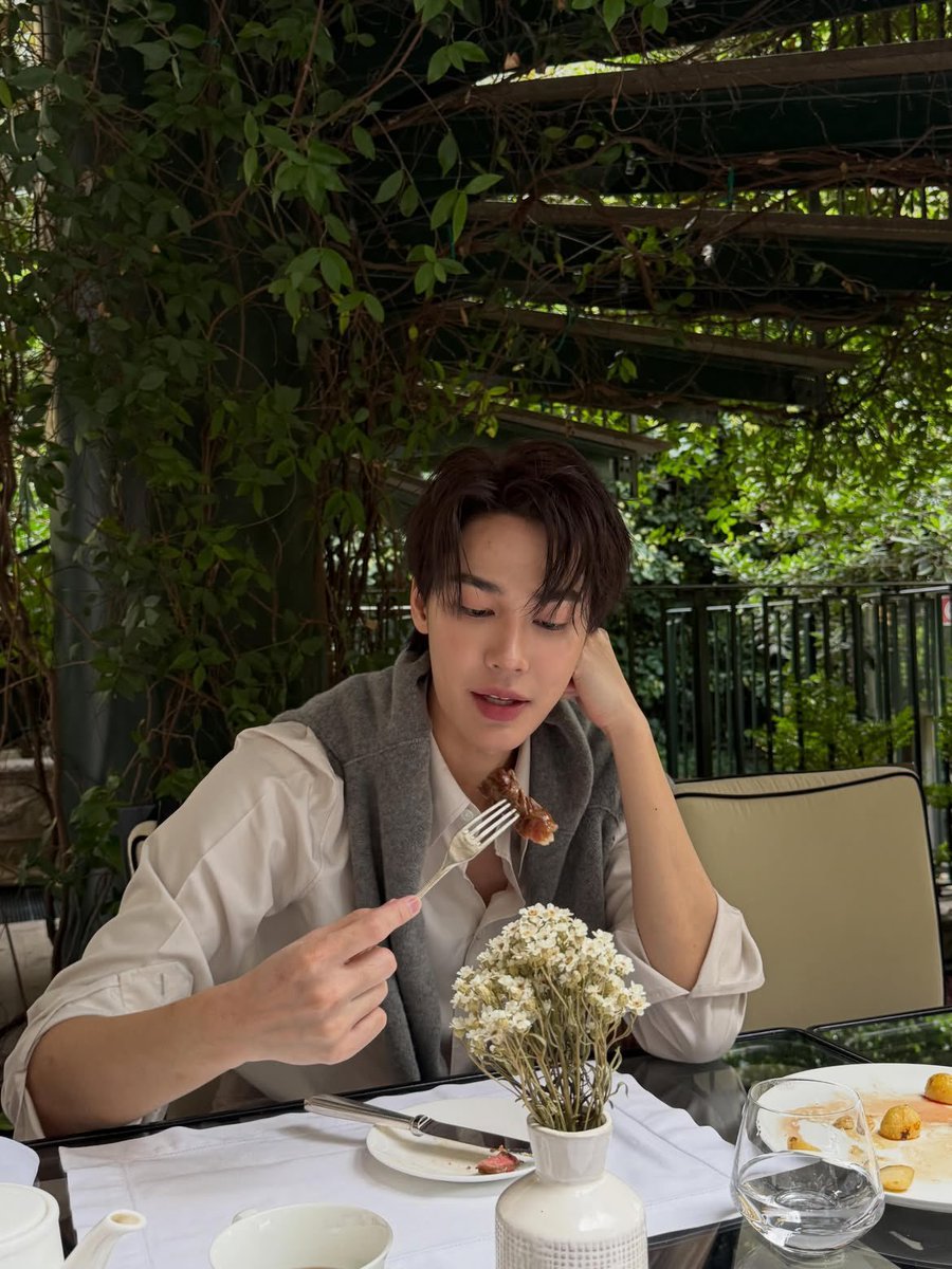 meepangg's tweet photo. พี่พระเอกหล่อมากค้าบบบ ลุคแบบคุณชายมาก ออกมาจากวังรึป่าวคนนี้🤏🏻🥺 @dew_jsu

#BottegaVeneta #dew_jsu 
#BottegaVenetaXDew #BottegaVenetaSummer2027 https://t.co/QDyDsxDUA6
