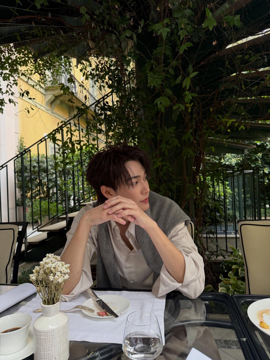 meepangg's tweet photo. พี่พระเอกหล่อมากค้าบบบ ลุคแบบคุณชายมาก ออกมาจากวังรึป่าวคนนี้🤏🏻🥺 @dew_jsu

#BottegaVeneta #dew_jsu 
#BottegaVenetaXDew #BottegaVenetaSummer2027 https://t.co/QDyDsxDUA6