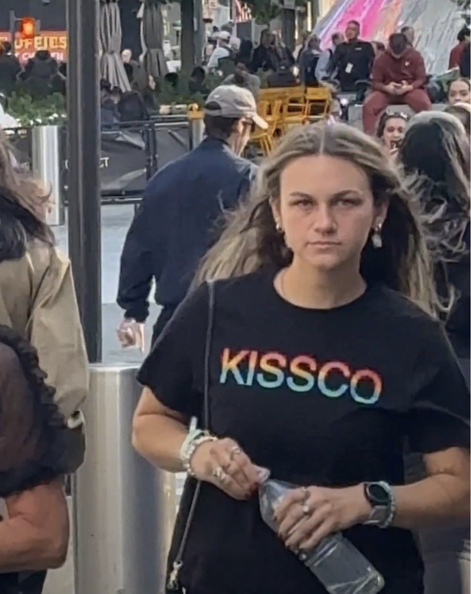 May332389340571's tweet photo. She’s got no idea who’s behind her https://t.co/B30Bl5LU56