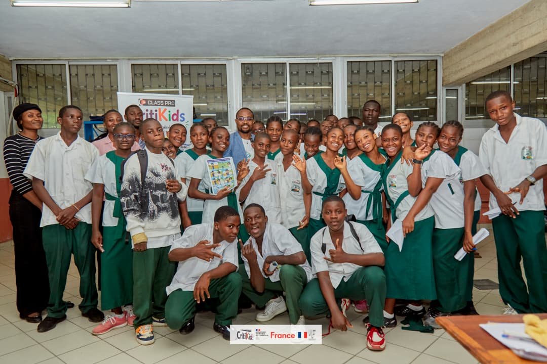fabrice_makem's tweet photo. 🎯 Et si l’esprit critique s’apprenait aussi en jouant ?

À #Bonabéri, j’ai eu le plaisir d’animer le 1er atelier #CritiKids2026 avec 24 jeunes au Lycée Polyvalent de Douala-Bonabéri.

🎲 Jeux EMI
📰 Décryptage des infox
🎤 Expression &amp; collaboration

@ClassPro_237 https://t.co/BDyxIcXdcp