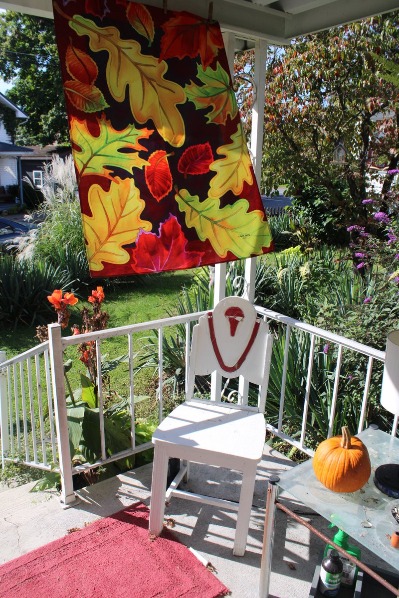 HermitsDaily's tweet photo. Fall Flag flying on Fifth. #autumn #fall #changeofseason #changeofseasons #coolerweather #coolweather #cold #cool #coldweather #colderweather #freezing #frost #garden #house #homedecor #porch #porchdecor #garden #gardens #pennsylvaniagarden #pennsylvaniagardens https://t.co/iugibO9CzF