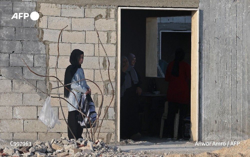 afpfr's tweet photo. 🇱🇧 Son école a été détruite, et sa maison endommagée par les frappes israéliennes. Yara Ajami a fait lundi sa rentrée dans une classe sans fenêtre, à moins d'un kilomètre à vol d'oiseau de la zone qu'occupe Israël dans le sud du Liban
➡️  https://t.co/vIyLgeN451 https://t.co/TK5RznZAxG