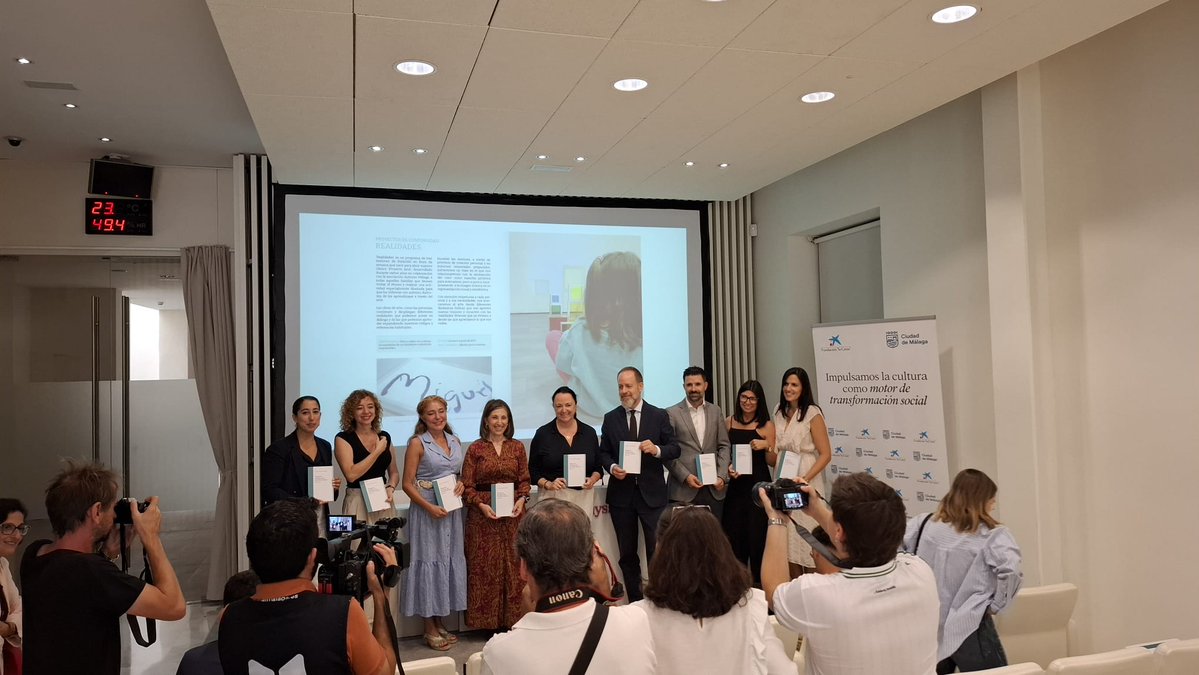 thyssenmalaga's tweet photo. 📚 Hoy hemos presentado en el Museo Carmen Thyssen Málaga nuestro Programa de Educación y Acción Cultural 2026/2027, que vuelve a contar con la colaboración de Fundación "la Caixa" y que reúne propuestas para todos los públicos: centros educativos, familias, comunidades, docentes, jóvenes y otros colectivos.

En la presentación nos han acompañado Mariana Pineda, concejala de Cultura y Patrimonio Histórico del Ayuntamiento de Málaga; María de la Paz Flores, concejala de Educación y Fomento del Empleo; Jesús Cabrera, director del Área de Negocio de Málaga de CaixaBank; Juan Carlos Barroso, responsable territorial de la Fundación “la Caixa” en Andalucía, Ceuta y Melilla; y, por parte del Museo, Lourdes Moreno, directora artística, y Javier Ferrer, gerente.

Entre las novedades de este curso destaca la incorporación del yacimiento arqueológico romano a las actividades educativas, con nuevas visitas para centros escolares y, próximamente, también para familias. 🏛️

El programa incluye además talleres, visitas, conferencias, proyectos de creación, ciclos de artes vivas y propuestas de acción cultural que buscan acercar el museo a nuevas miradas y comunidades.

📚 Consulta el programa completo en nuestra web: https://t.co/Q9QYoBmj0n

#MuseoCarmenThyssen #Educación #AcciónCultural #Málaga #Cultura #Arte #FundaciónlaCaixa #YacimientoRomano