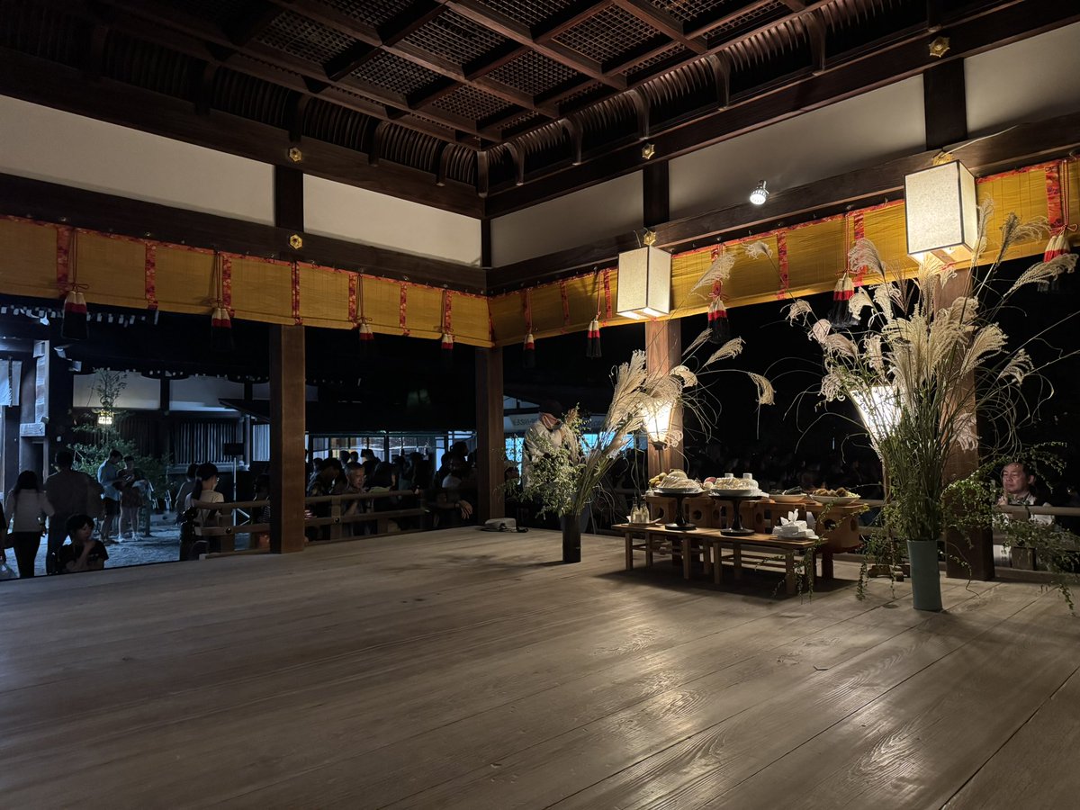 kamomioyajinja's tweet photo. 名月管絃祭、斎行中です。
夜空には厚く雲がかかりお月様を遮っていますが、管絃の調を皆様にお楽しみいただいております。
#賀茂御祖神社 #下鴨神社 #中秋の名月 #月見 https://t.co/YN2fBh0Lis