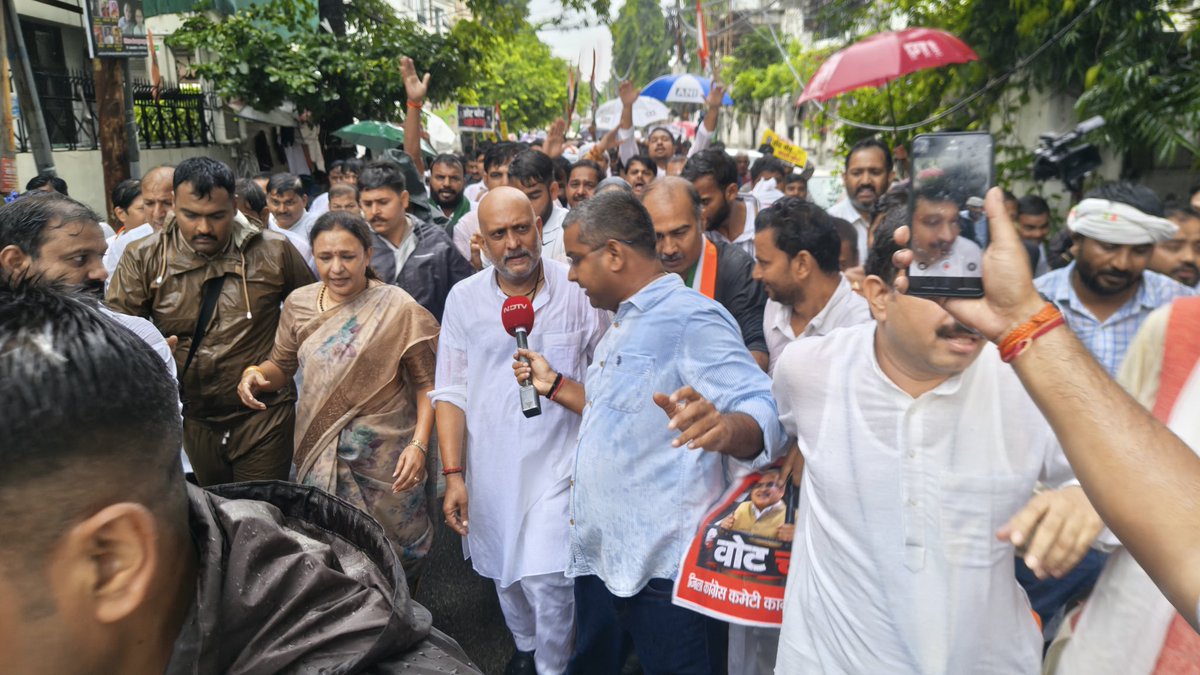 kashikirai's tweet photo. लखनऊ की सड़कों पर आज गूंजी लोकतंत्र बचाने की आवाज! ✊

मुख्य चुनाव आयुक्त ज्ञानेश कुमार के खिलाफ उत्तर प्रदेश कांग्रेस का ज़ोरदार प्रदर्शन। 

लोकतंत्र को कमजोर करने वाली हर साजिश का जवाब जनता के साथ मिलकर दिया जाएगा।

हक की यह लड़ाई न रुकी है, न रुकेगी!

#Congress #LucknowProtest #AjayRai #DemocracyFirst
