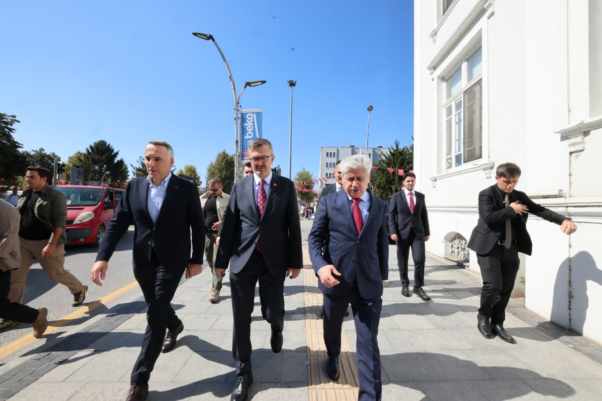 yunustever's tweet photo. Cumhurbaşkanlığı İletişim Başkanımız, Kıymetli Hemşehrimiz Prof. Dr. Burhanettin Duran ve değerli misafirlerle birlikte Sakarya Valimiz Sayın Rahmi Doğan’ı makamında ziyaret ettik.

Sayın Valimiz ile şehrimizde sürdürülen projeler ve çalışmalar hakkında görüş alışverişinde bulunduk.

Misafirperverliği ve ilgisi için Kıymetli Valimize teşekkür ediyor, çalışmalarında kolaylıklar diliyoruz.