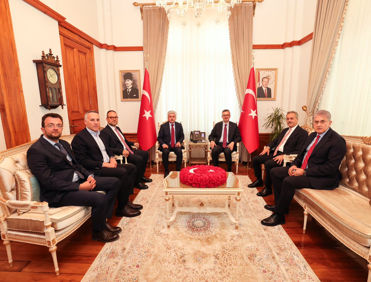 yunustever's tweet photo. Cumhurbaşkanlığı İletişim Başkanımız, Kıymetli Hemşehrimiz Prof. Dr. Burhanettin Duran ve değerli misafirlerle birlikte Sakarya Valimiz Sayın Rahmi Doğan’ı makamında ziyaret ettik.

Sayın Valimiz ile şehrimizde sürdürülen projeler ve çalışmalar hakkında görüş alışverişinde bulunduk.

Misafirperverliği ve ilgisi için Kıymetli Valimize teşekkür ediyor, çalışmalarında kolaylıklar diliyoruz.