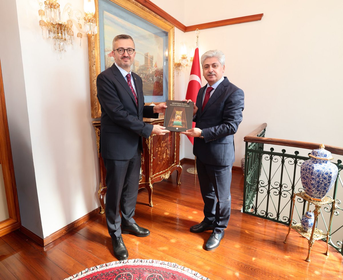yunustever's tweet photo. Cumhurbaşkanlığı İletişim Başkanımız, Kıymetli Hemşehrimiz Prof. Dr. Burhanettin Duran ve değerli misafirlerle birlikte Sakarya Valimiz Sayın Rahmi Doğan’ı makamında ziyaret ettik.

Sayın Valimiz ile şehrimizde sürdürülen projeler ve çalışmalar hakkında görüş alışverişinde bulunduk.

Misafirperverliği ve ilgisi için Kıymetli Valimize teşekkür ediyor, çalışmalarında kolaylıklar diliyoruz.