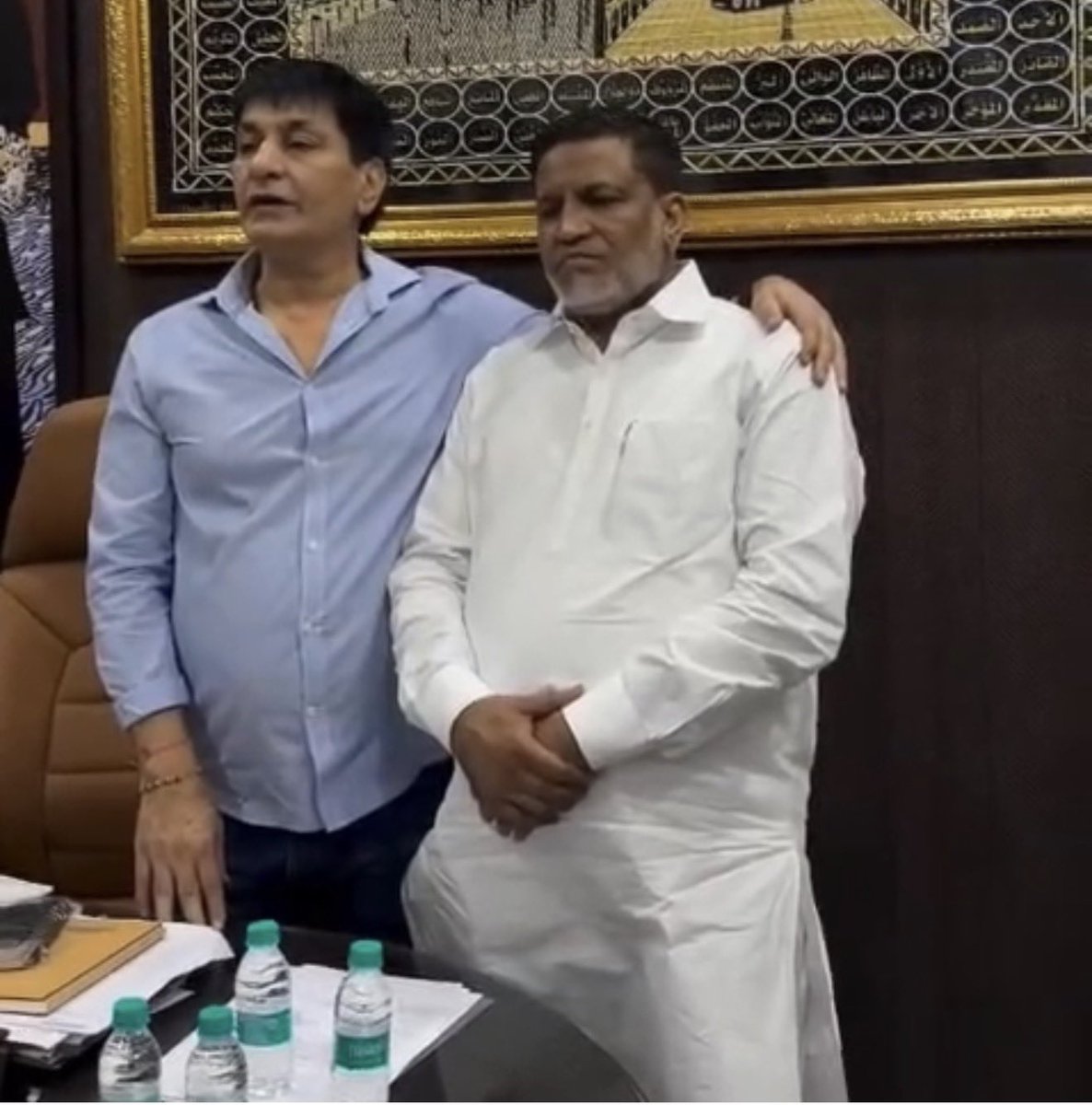 BhaiPreetSingh's tweet photo. नरेंद्र मोदी को फाँसी दी जाए 

भाजपा विधायक से साथ खड़े व्यक्ति की 2007 में माँग

विधायक का वीडियो वायरल है जिसमे अपने यार को चंद्र विहार में कब्रिस्तान गिफ्ट करने की घोषणा कर रहे है

पंजाब में चुनाव है और पूरा चंद्र विहार सिख धर्मी है

@BJP4Delhi @BJP4India आप की सहमति है क्या?

@ANI @PTI_News @ians_india