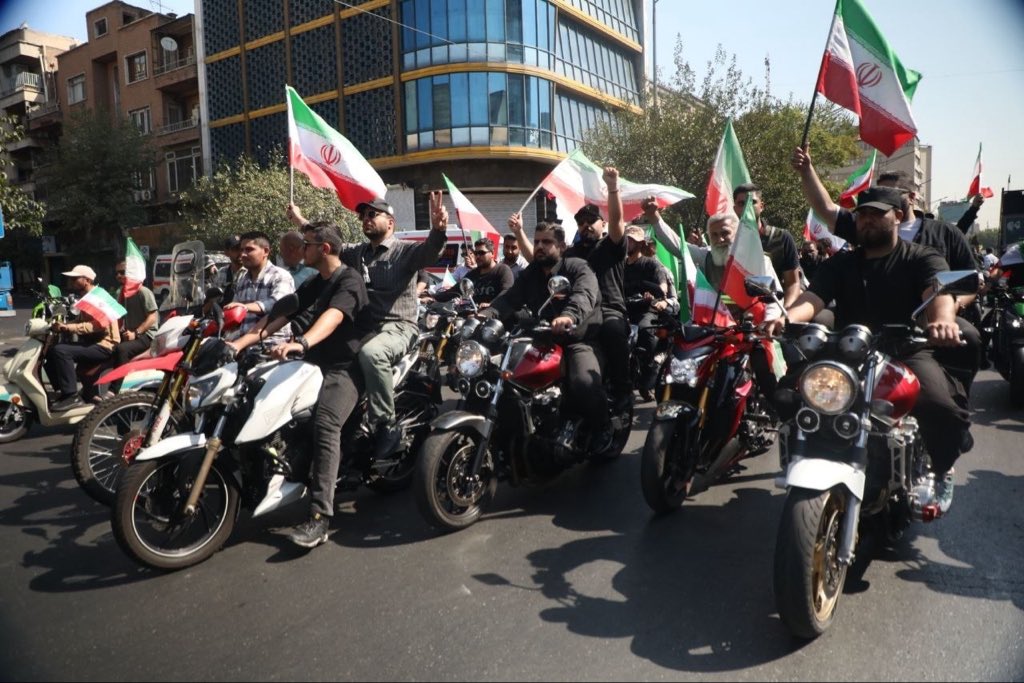 Boys4Brave's tweet photo. ىه وقتایی برای گفتن «پای ایرانیم»
لازم نیست زیاد حرف بزنی؛
کافیه بیای وسط میدان
#رزمایش_40هزار_موتورسوار_جانفدا https://t.co/GVg9aDFSoP