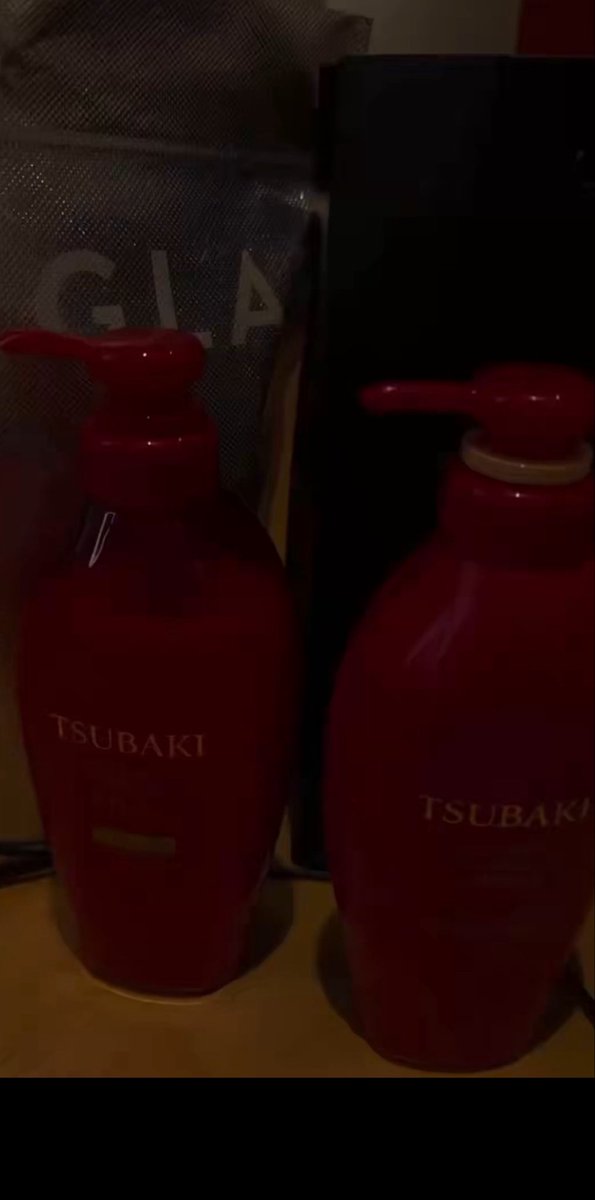_9rsoko's tweet photo. まえ舜ちゃんのライブ配信で一瞬カメラが外向いたときに映っちゃったTSUBAKIやっぱりモデルだったんだ！♥️♥️

なんの広告も出なかったからしばらく舜ちゃんの私物かと思ってた🥰🥰 https://t.co/SQrYwJs8pG