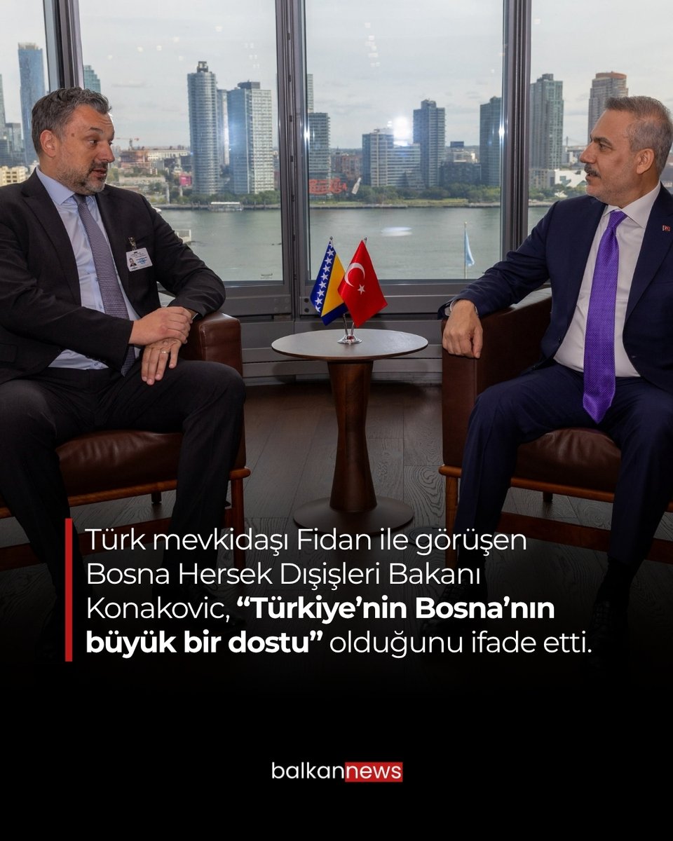 balkannewscomtr's tweet photo. 📍New York’taki Türkevi’nde Dışişleri Bakanı Hakan Fidan ile görüşen Bosna Hersek Dışişleri Bakanı Elmedin Konakovic, "Türkiye'nin Bosna Hersek'in büyük bir dostu" olduğunu ifade etti. 🇧🇦🇹🇷

Sosyal medya hesabından görüşmeye ilişkin paylaşım yapan Boşnak bakan, Türk mevkidaşı ile önemli ve oldukça yapıcı bir buluşma gerçekleştirdiklerini belirterek, "Son birkaç yıldır harika bir işbirliği yürütüyoruz. Hakan Fidan bizim büyük bir dostumuzdur. Türkiye de Bosna Hersek’in büyük bir dostudur." ifadelerini kullandı.

📷: Facebook / Elmedin Konakovic