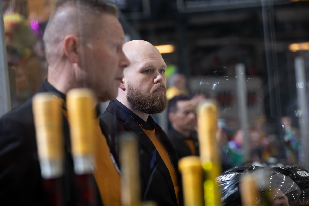 IPKedustus's tweet photo. Tänään 25.9. vietetään Valmentajan päivää! 💛🖤

Kiitos meidän koutsit Veke, Jermu ja Rise. Sekä kaikki muut jotkat tekevät arvokasta työtä junioreiden valmennuksen parissa! 👏🏻

#kiittikoutsi #MeOlemmeIPK #IPKedustus #Mestis https://t.co/OZqAWsnZGq