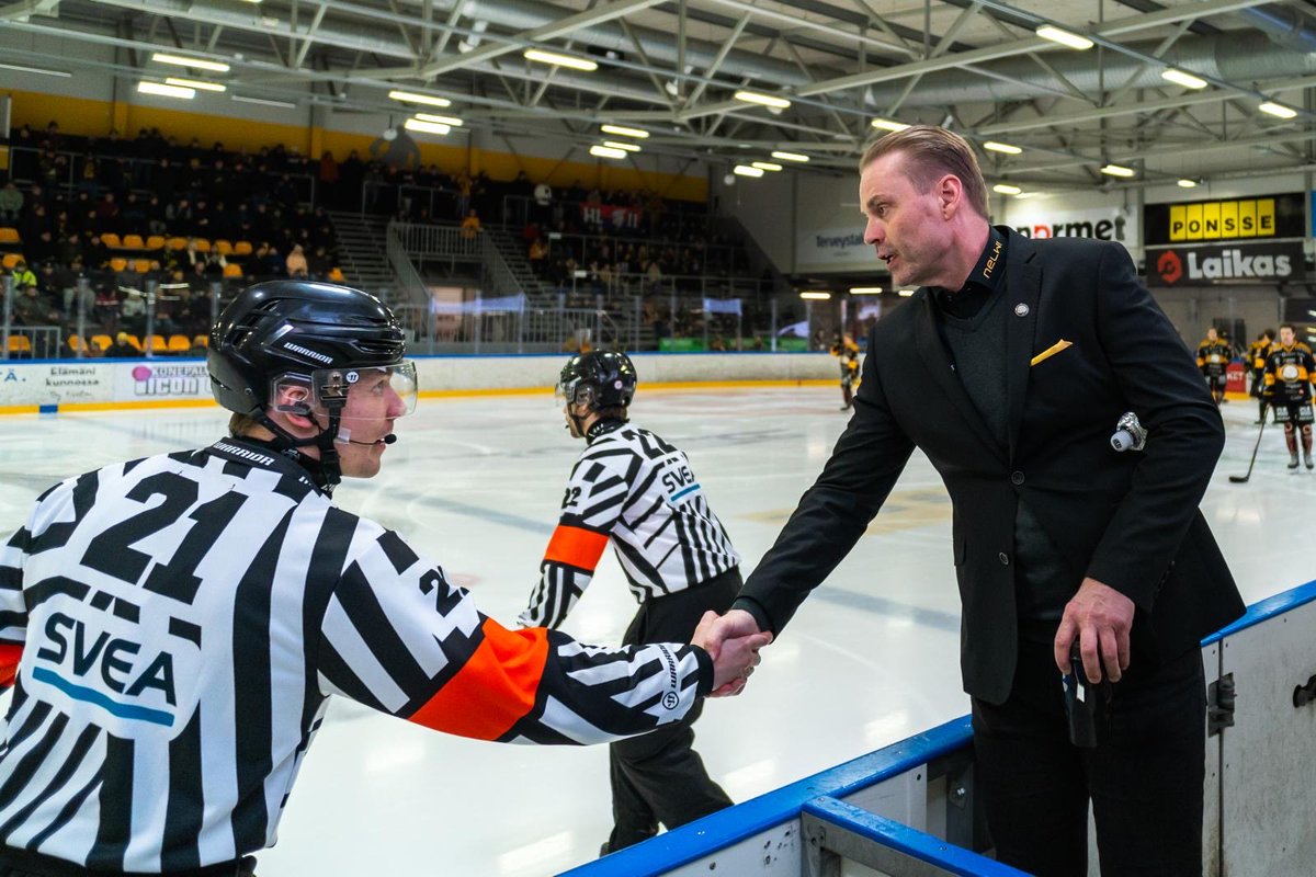 IPKedustus's tweet photo. Tänään 25.9. vietetään Valmentajan päivää! 💛🖤

Kiitos meidän koutsit Veke, Jermu ja Rise. Sekä kaikki muut jotkat tekevät arvokasta työtä junioreiden valmennuksen parissa! 👏🏻

#kiittikoutsi #MeOlemmeIPK #IPKedustus #Mestis https://t.co/OZqAWsnZGq