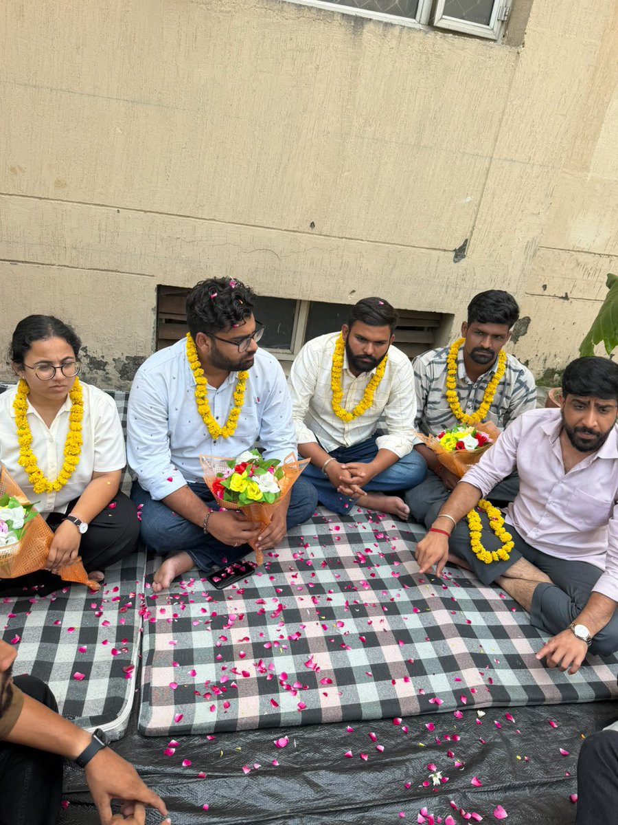 SumitBhagasara's tweet photo. राजस्थान में अनिवार्य मेडिकल इंटर्नशिप कर रहे विदेशी मेडिकल ग्रेजुएट्स (FMGs) अन्य इंटर्न के साथ कंधे से कंधा मिलाकर मरीजों की सेवा कर रहे हैं। इसके बावजूद, कई डॉक्टर्स अभी भी अपने हक के इंटर्नशिप स्टाइपेंड को लेकर अनिश्चित हैं या इसका इंतजार कर रहे हैं।
यह किसी विशेष अधिकार की मांग नहीं है। यह राजस्थान की स्वास्थ्य प्रणाली में योगदान दे रहे डॉक्टरों के लिए निष्पक्षता, गरिमा और समान व्यवहार का मामला है, जो अपनी अनिवार्य इंटर्नशिप पूरी कर रहे हैं।
माननीय सुप्रीम कोर्ट ने भी FMGs को स्टाइपेंड भुगतान के मुद्दे पर संज्ञान लिया है, और 17 सितंबर 2026 को राजस्थान सरकार को निर्देश दिया कि संबंधित छात्रों को दो सप्ताह के भीतर स्टाइपेंड का भुगतान किया जाए।
मैं माननीय मुख्यमंत्री और चिकित्सा शिक्षा निदेशालय से आग्रह करता हूं कि वे FMG इंटर्न्स की चिंताओं पर तुरंत संज्ञान लें, सभी लंबित स्टाइपेंड का भुगतान सुनिश्चित करें, और भविष्य के भुगतानों के लिए एक स्पष्ट, पारदर्शी और समयबद्ध व्यवस्था स्थापित करें।
इन युवा डॉक्टरों ने आवश्यक प्रक्रिया पूरी की है और वे राजस्थान में मरीजों की सेवा कर रहे हैं। उनकी वैध चिंताओं का एक त्वरित, लिखित और सहानुभूतिपूर्ण समाधान होना चाहिए। भूक हड़ताल कर रहे डॉक्टर्स के संघर्ष में हम मजबूती से साथ हैं ।
@BhajanlalBjp @RajCMO @KumariDiya