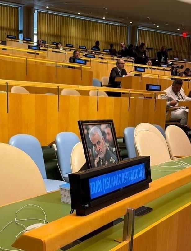 srb85180's tweet photo. مكان الوفد الايراني بعد مغادرته القاعة تركوا صورة الحاج الشهيد قاسم سليماني(رض) لترعب النتن ياهو https://t.co/IwkiQOgJSN