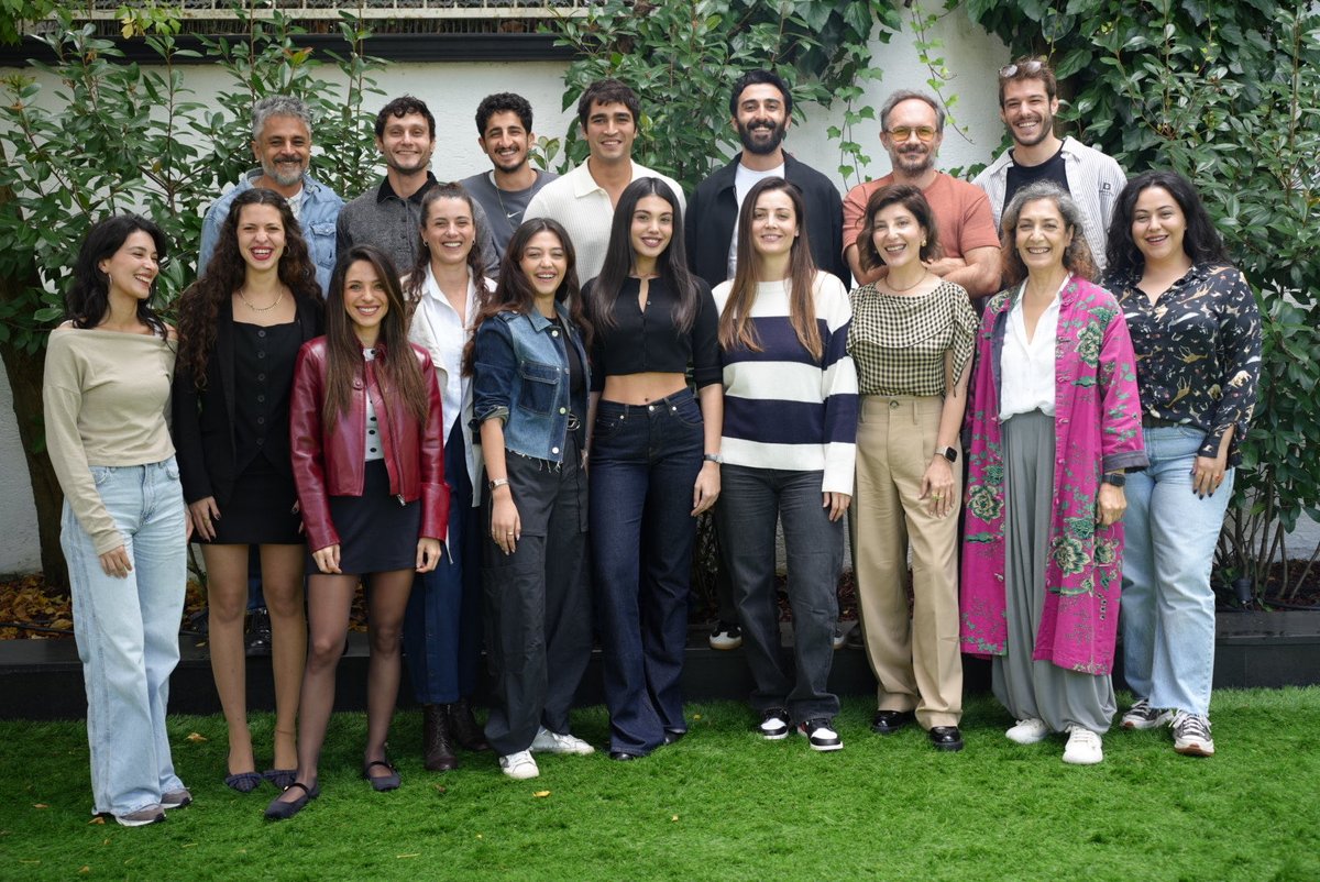 KanalD's tweet photo. Susuz Yaz ekibi ilk kez bir arada! 💛

Okuma provamızdan ilk kareler sizlerle!  🌾

#SusuzYaz çok yakında #KanalD'de! https://t.co/4elNfueTWe