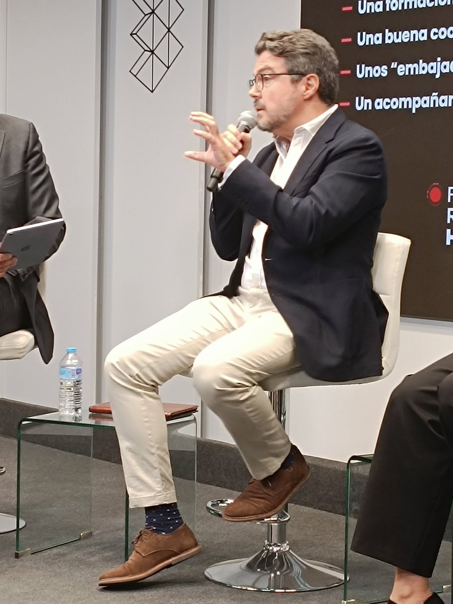 ForoRRHH's tweet photo. @MASORANGE_ES 🔴 #COMUNICARH
Los desafíos de la IA para quienes gestionan talento
👤 Fernando López Gil - Responsable de People Experience para Europa Occidental en @MDLZ
🎙️"Un buen Manager tiene que cubrir tres esferas: Management, coach y lead. Eso es al final lo que hacemos en #RRHH" https://t.co/kH9Ru7CGZ6