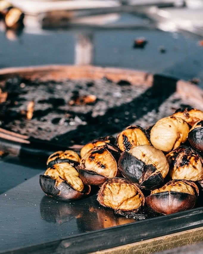 SalonHyT's tweet photo. Con la llegada del otoño, las cocinas renuevan sus propuestas con productos que reflejan la riqueza de cada temporada 🍂

En Málaga, esta época nos trae sabores como la granada, el caqui, la uva, la calabaza, las setas, los cítricos y los frutos secos.

🍇 Apostar por el producto de temporada es también apostar por una cocina más sostenible, conectada con el territorio y con los productores locales.

#Gastronomía #Hostelería #ProductoLocal #Málaga #SalónHyT
