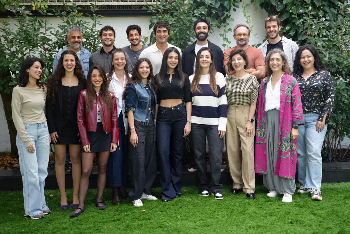 SusuzYazResmi's tweet photo. Susuz Yaz ekibi ilk kez bir arada! 💛

Okuma provamızdan ilk kareler sizlerle!  🌾

#SusuzYaz çok yakında #KanalD'de!

@ayyapim @KanalD https://t.co/EnYQi9SxjO