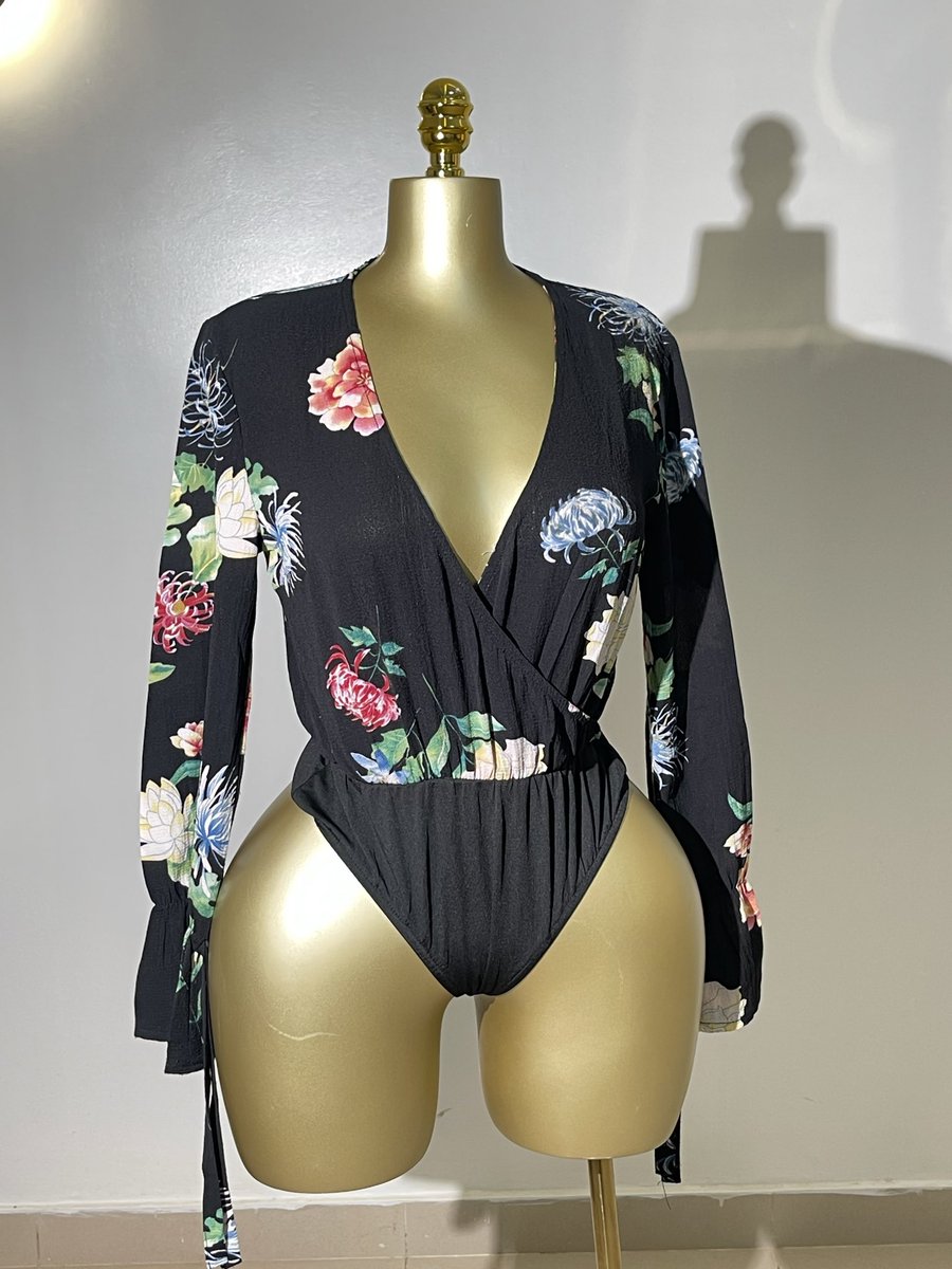 narasthriftstor's tweet photo. Boohoo Bodysuit 
Size: 6-10
Price: N5,000 https://t.co/xsi00WcYlx