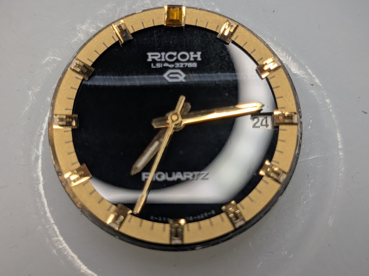 32omi's tweet photo. 不動だったリコーのリクォーツ（RIQUARTZ）を無事復活させました！⚡️
文字盤はブラックタイガーアイ（ホークスアイ）でしょうか？光の反射がとても綺麗です✨
ケースとブレスもしっかり洗浄してスッキリ。70年代らしいデザインが最高に味わい深いです。 https://t.co/xs1NepK8S9