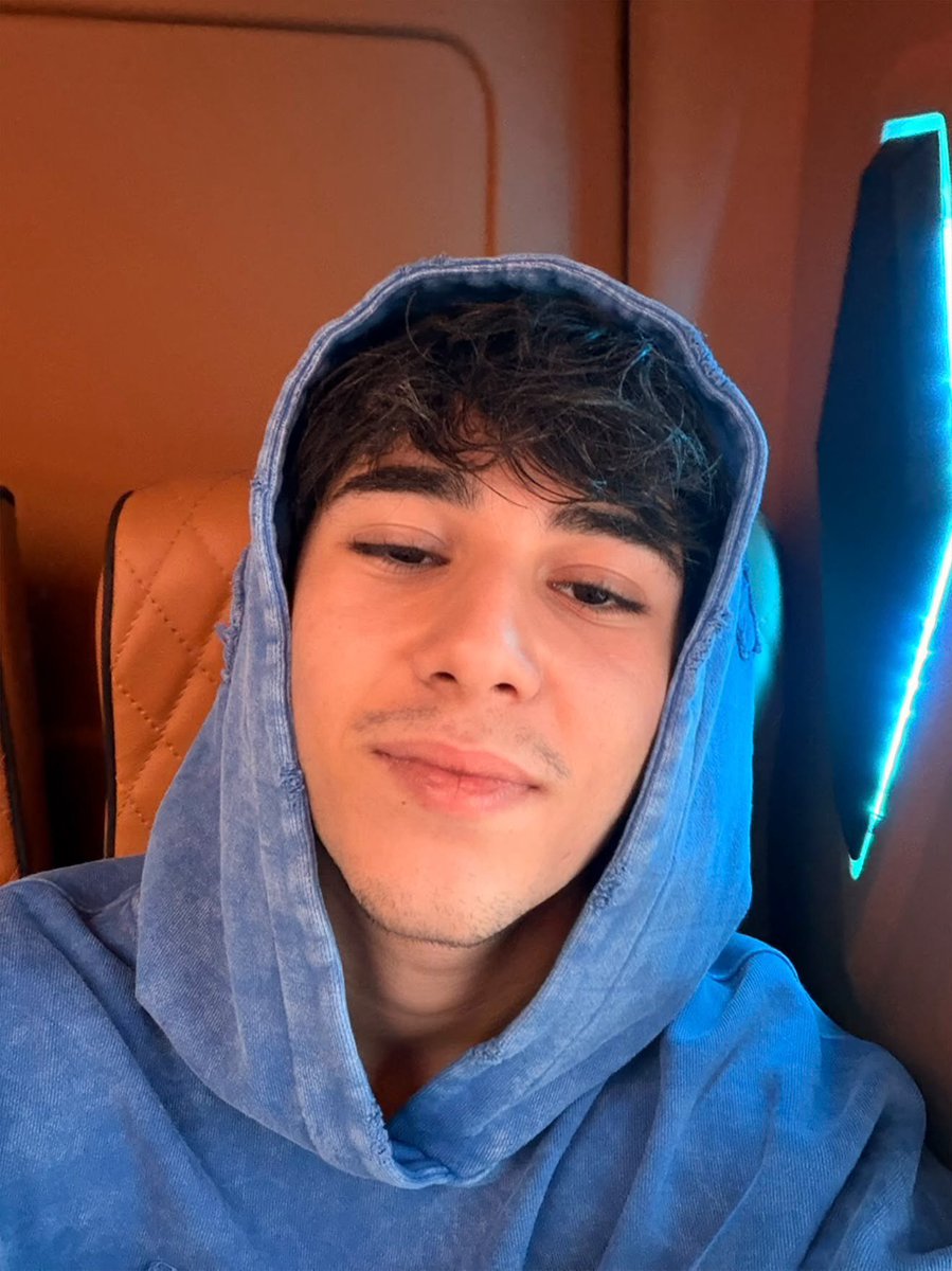 serpentiniie's tweet photo. idol house bası sakallı bıyıklı efe şan'ın ozlemını ceken bacılarla keyıften oluyoruz bak https://t.co/o2DVarQy4B