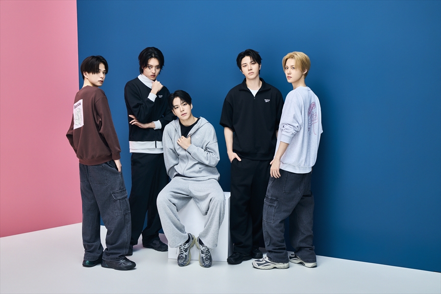 oricon's tweet photo. TREASURE「Reebok（リーボック）」
2026年秋ビジュアルに登場💓

写真12枚あり📷
https://t.co/U9rwZrxScO

鮮やかなピンクとブルーが交差する空間で
メンバーが秋らしい装いで新たな表情 https://t.co/WXYpDSSW0X