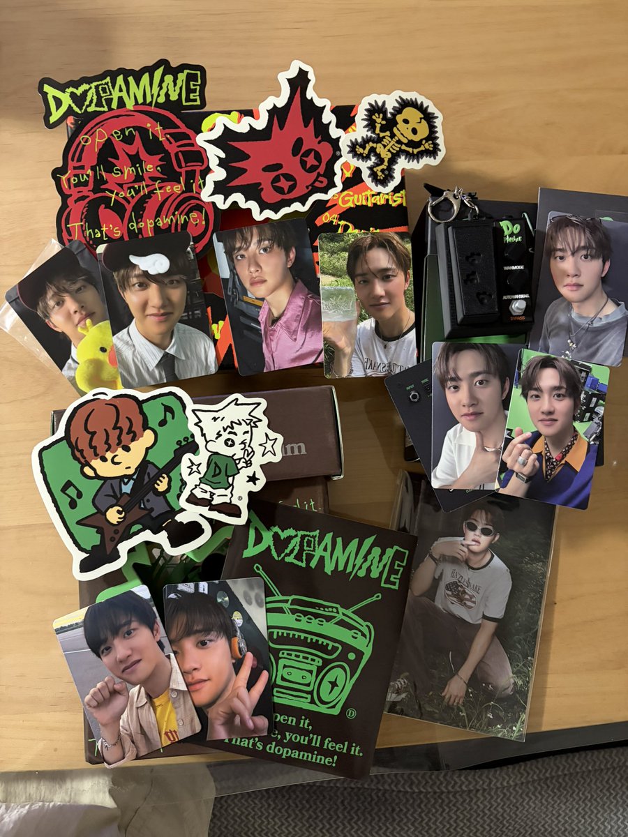 minipinechiko's tweet photo. ようやく来たー🥰
クリッカーと一緒に買っちゃったからCD遅くてタワレコに買いに行こうかめっちゃ悩んだわ💦
ステッカーは小さいのは携帯に🫶🏻 https://t.co/tVglG0xIO0