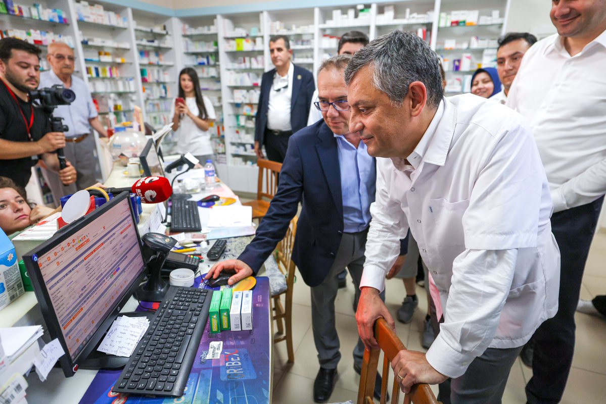 eczozgurozel's tweet photo. Yıllar önce büyük bir heyecanla adım attığım eczacılık mesleğinin mensubu olmak bugün de benim için aynı gururu taşıyor.

Memleketin dört bir yanında büyük bir özveriyle görev yapan tüm meslektaşlarımın 25 Eylül Dünya Eczacılar Günü’nü kutluyor; bu onurlu mesleğin tüm üyelerine saygılarımı sunuyorum.