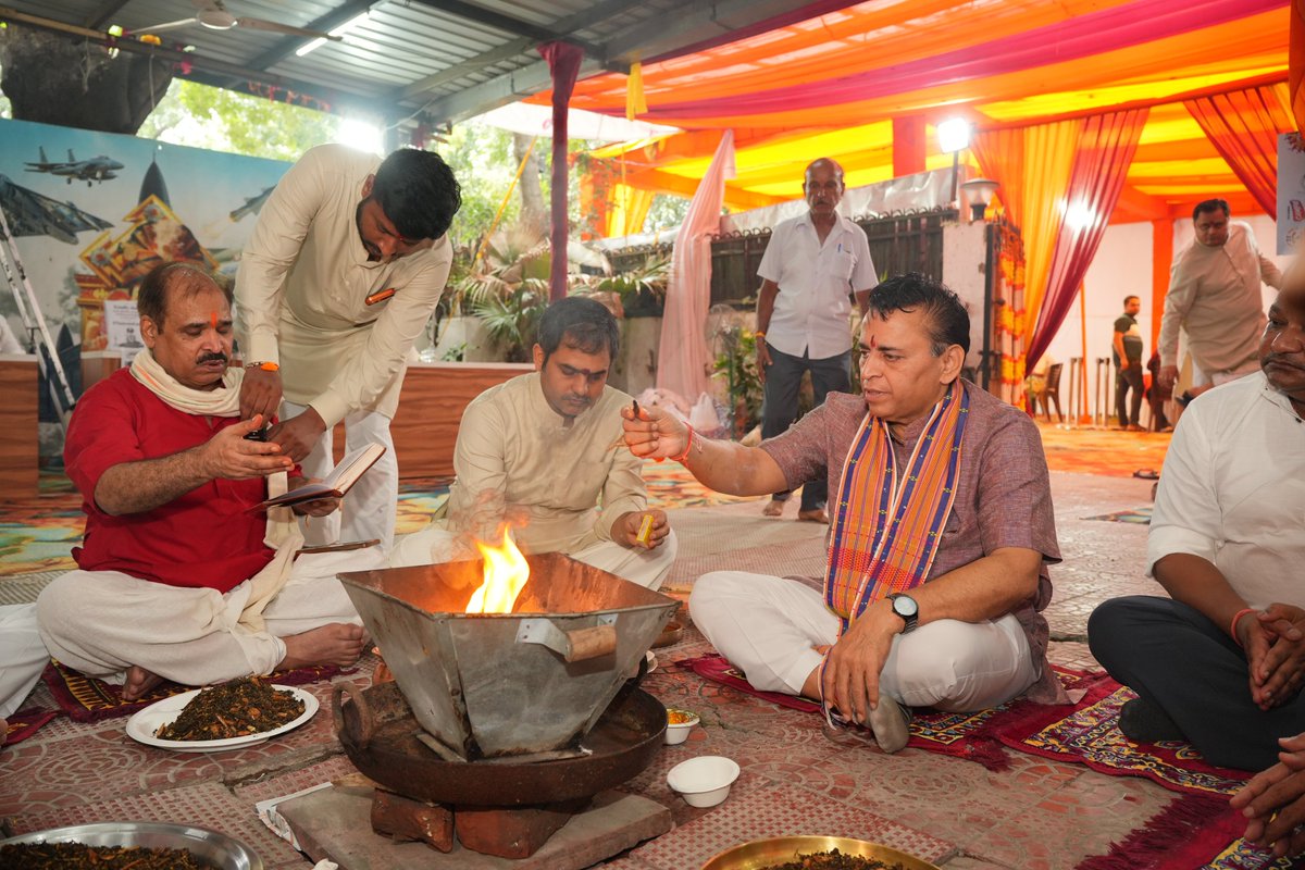 Sunil_Deodhar's tweet photo. #SamrastaGanesh गणेशोत्सव के पावन समापन अवसर पर आज आवास पर विधि-विधान एवं वैदिक मंत्रोच्चार के साथ समापन यज्ञ संपन्न हुआ।
इस पावन अवसर पर परिवारजनों, मित्रों एवं भक्तगणों ने यज्ञ में सहभागिता कर भगवान श्री गणेश की आराधना की और पूर्णाहुति अर्पित की।
यज्ञ की पूर्णाहुति के साथ गणपति बप्पा से सभी के जीवन में सुख, शांति, समृद्धि, आरोग्य एवं मंगल की कामना की। साथ ही समाज में प्रेम, सद्भाव और सामाजिक समरसता की भावना निरंतर प्रबल होती रहे, ऐसी प्रार्थना की।
श्रद्धा और भक्तिभाव से संपन्न यह समापन यज्ञ #SamrastaGanesh गणेशोत्सव की पावन यात्रा का मंगलमय पूर्णविराम रहा।
गणपति बप्पा मोरया! मंगलमूर्ति मोरया! 🙏🚩