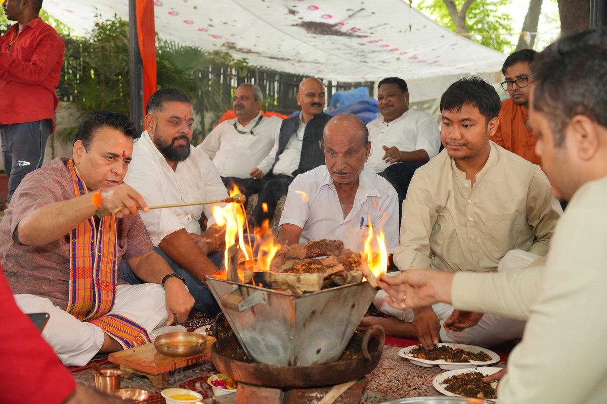 Sunil_Deodhar's tweet photo. #SamrastaGanesh गणेशोत्सव के पावन समापन अवसर पर आज आवास पर विधि-विधान एवं वैदिक मंत्रोच्चार के साथ समापन यज्ञ संपन्न हुआ।
इस पावन अवसर पर परिवारजनों, मित्रों एवं भक्तगणों ने यज्ञ में सहभागिता कर भगवान श्री गणेश की आराधना की और पूर्णाहुति अर्पित की।
यज्ञ की पूर्णाहुति के साथ गणपति बप्पा से सभी के जीवन में सुख, शांति, समृद्धि, आरोग्य एवं मंगल की कामना की। साथ ही समाज में प्रेम, सद्भाव और सामाजिक समरसता की भावना निरंतर प्रबल होती रहे, ऐसी प्रार्थना की।
श्रद्धा और भक्तिभाव से संपन्न यह समापन यज्ञ #SamrastaGanesh गणेशोत्सव की पावन यात्रा का मंगलमय पूर्णविराम रहा।
गणपति बप्पा मोरया! मंगलमूर्ति मोरया! 🙏🚩
