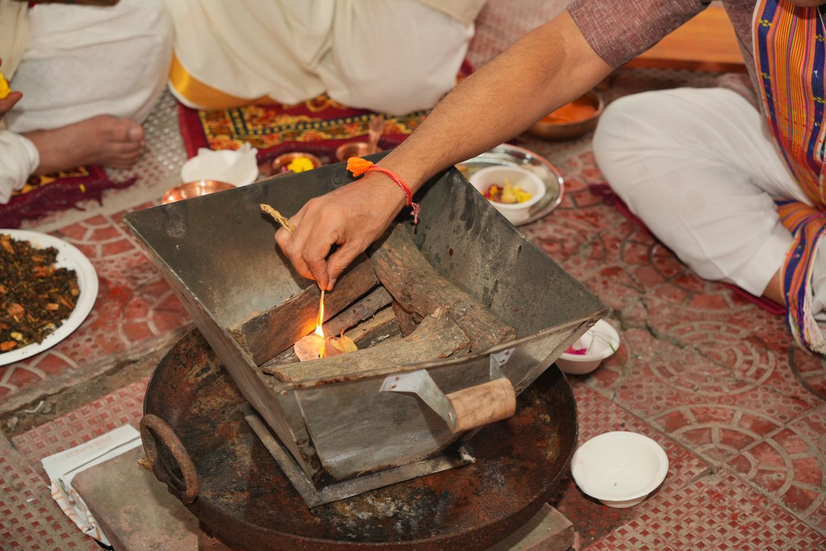 Sunil_Deodhar's tweet photo. #SamrastaGanesh गणेशोत्सव के पावन समापन अवसर पर आज आवास पर विधि-विधान एवं वैदिक मंत्रोच्चार के साथ समापन यज्ञ संपन्न हुआ।
इस पावन अवसर पर परिवारजनों, मित्रों एवं भक्तगणों ने यज्ञ में सहभागिता कर भगवान श्री गणेश की आराधना की और पूर्णाहुति अर्पित की।
यज्ञ की पूर्णाहुति के साथ गणपति बप्पा से सभी के जीवन में सुख, शांति, समृद्धि, आरोग्य एवं मंगल की कामना की। साथ ही समाज में प्रेम, सद्भाव और सामाजिक समरसता की भावना निरंतर प्रबल होती रहे, ऐसी प्रार्थना की।
श्रद्धा और भक्तिभाव से संपन्न यह समापन यज्ञ #SamrastaGanesh गणेशोत्सव की पावन यात्रा का मंगलमय पूर्णविराम रहा।
गणपति बप्पा मोरया! मंगलमूर्ति मोरया! 🙏🚩
