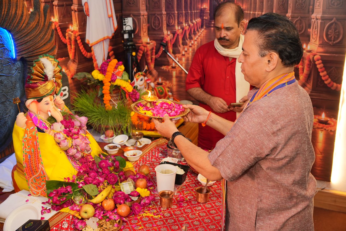 Sunil_Deodhar's tweet photo. #SamrastaGanesh गणेशोत्सव के पावन समापन अवसर पर आज आवास पर विधि-विधान एवं वैदिक मंत्रोच्चार के साथ समापन यज्ञ संपन्न हुआ।
इस पावन अवसर पर परिवारजनों, मित्रों एवं भक्तगणों ने यज्ञ में सहभागिता कर भगवान श्री गणेश की आराधना की और पूर्णाहुति अर्पित की।
यज्ञ की पूर्णाहुति के साथ गणपति बप्पा से सभी के जीवन में सुख, शांति, समृद्धि, आरोग्य एवं मंगल की कामना की। साथ ही समाज में प्रेम, सद्भाव और सामाजिक समरसता की भावना निरंतर प्रबल होती रहे, ऐसी प्रार्थना की।
श्रद्धा और भक्तिभाव से संपन्न यह समापन यज्ञ #SamrastaGanesh गणेशोत्सव की पावन यात्रा का मंगलमय पूर्णविराम रहा।
गणपति बप्पा मोरया! मंगलमूर्ति मोरया! 🙏🚩