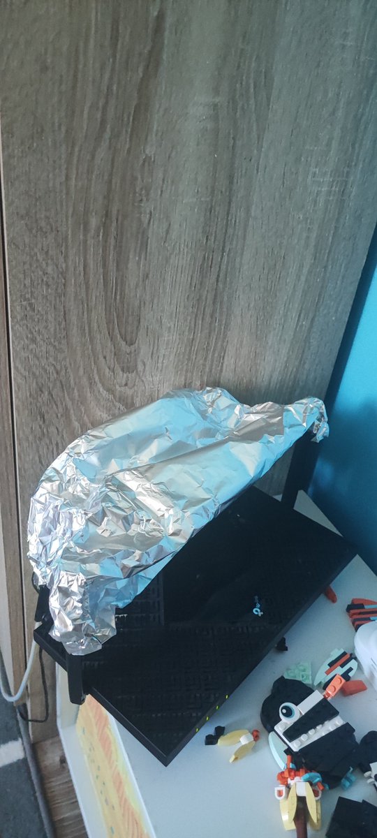 MarieWhatNow's tweet photo. What the fuck did they do to my router https://t.co/pMSuk14PiP