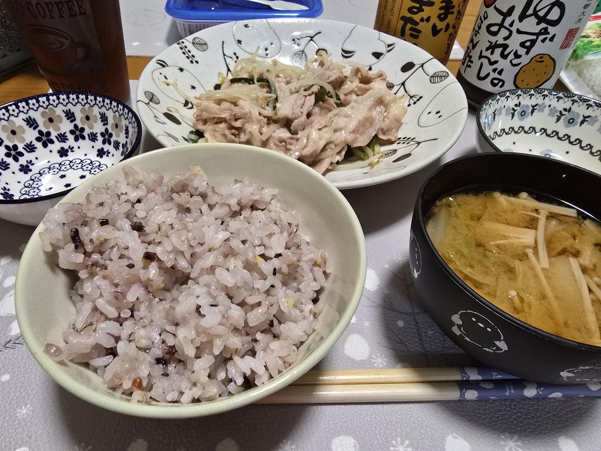 mio_cherry1112's tweet photo. 本日の夕食🌃🍴
昨日の鍋の残りですw
・雑穀米
・味噌汁
・豚バラともやしとニラのフライパン蒸し
#おうちごはん
#ひとりごはん https://t.co/YfU4vLxLYv