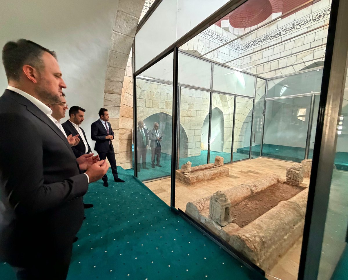 eminogluenes's tweet photo. Adaletiyle çağları aydınlatan Halife Suriye topraklarında hakkaniyetin en güçlü nişanesidir. 

Yerinde ziyaret edip fatihalar gönderdiğimiz, adaletiyle iz bırakan mübarek halifeyi bu aziz Cuma gününde rahmetle anıyoruz.

🕌 Ömer bin Abdülaziz Türbesi

📍İdlip Kırsalı, Suriye https://t.co/K4GRL15jMF