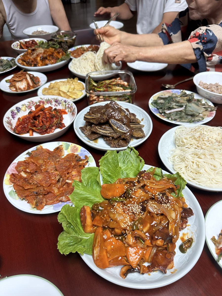 xx_u_03's tweet photo. 추석~~食べては寝、食べては寝🤣🤣ただ10人分の皿洗いは服ベタベタになる🙂‍↕️🙂‍↕️義実家で一泊2日でいるから、途中숙모が外で会おう〜って言ってくれて2人で外に逃げてきた🥹だいすき https://t.co/6iubBDW7Jk