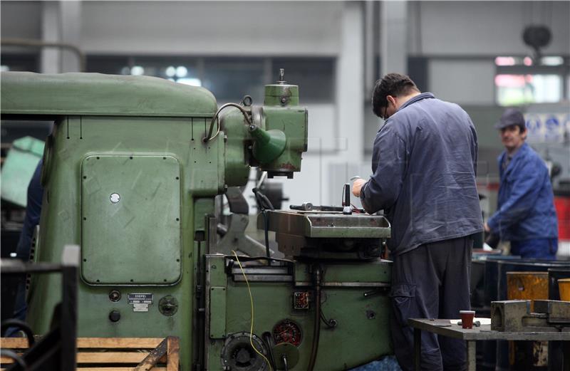 Agencija_HINA's tweet photo. Ukupni promet industrije bio je u srpnju 3,1 posto veći u odnosu na isti lanjski mjesec, dok je u odnosu na ovogodišnji lipanj pao za 4,8 posto, pokazuju podaci Državnog zavoda za statistiku objavljeni u petak. https://t.co/LS3yFEvHYi