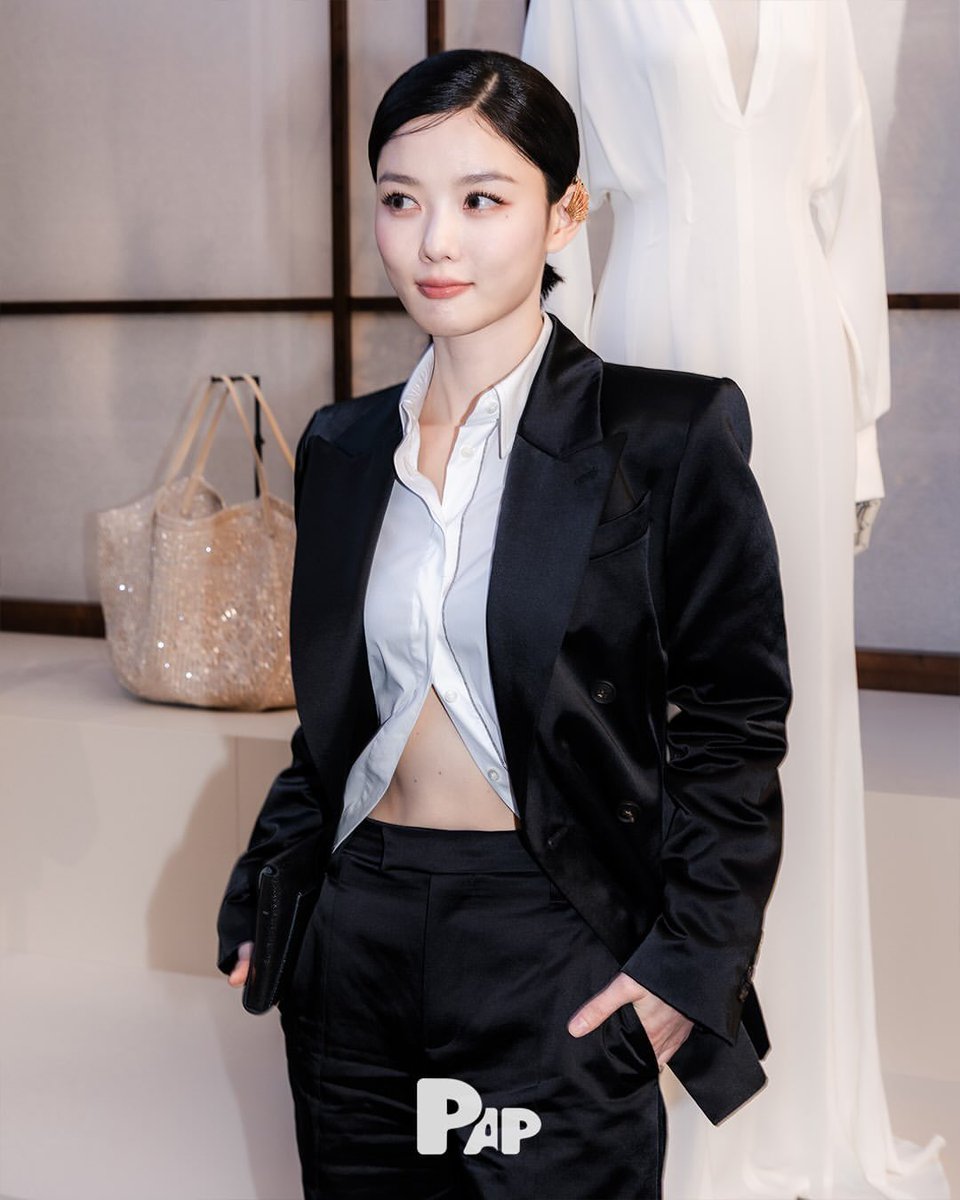YouJungDay's tweet photo. 【Brunello Cucinelli】

ミラノで開催された、ブルネロクチネリの2027 S/Sコレクションのショーに参加したユジョンちゃん。今回はキリッとスタイリッシュなスーツ姿🖤🍷🫒

#キムユジョン #김유정 #kimyoujung #2027SS #brunellocucinelli #100일의거짓말 #100日の嘘 https://t.co/zbn5eAeugj