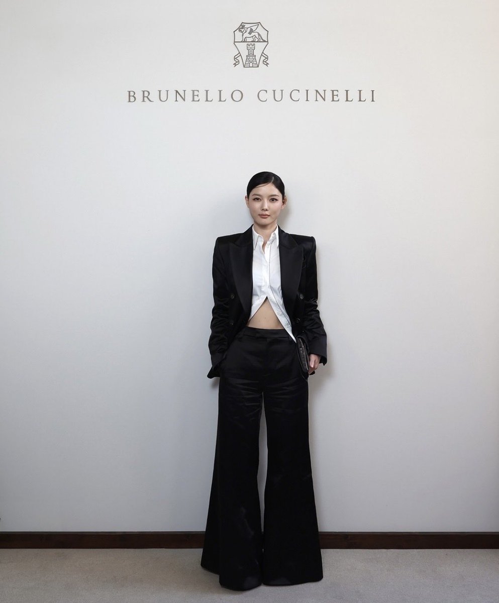 YouJungDay's tweet photo. 【Brunello Cucinelli】

ミラノで開催された、ブルネロクチネリの2027 S/Sコレクションのショーに参加したユジョンちゃん。今回はキリッとスタイリッシュなスーツ姿🖤🍷🫒

#キムユジョン #김유정 #kimyoujung #2027SS #brunellocucinelli #100일의거짓말 #100日の嘘 https://t.co/zbn5eAeugj