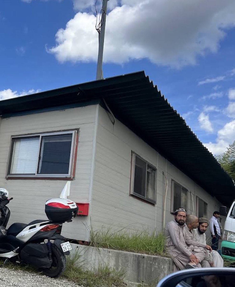 shigeyuki696's tweet photo. 【大阪にも違法モスクが存在した！】
先日、パキスタンの過激ウラマー・タリクマスードが講話を行った「関西某所のモスク」は大阪府和泉市の Izumi Masjid です。
市街化調整区域にあり、和泉市役所に確認したところ全く把握しておらず開発許可および建築確認がなされていない無申請で建てられた違反建築物であることが判明しました。
現地を確認したところモスクと分かる看板等は一切なくA3用紙に書かれたシャハーダが窓に貼ってあるだけでした。
和泉市は撤去を最終的な目標として毅然と対応すべきだ！