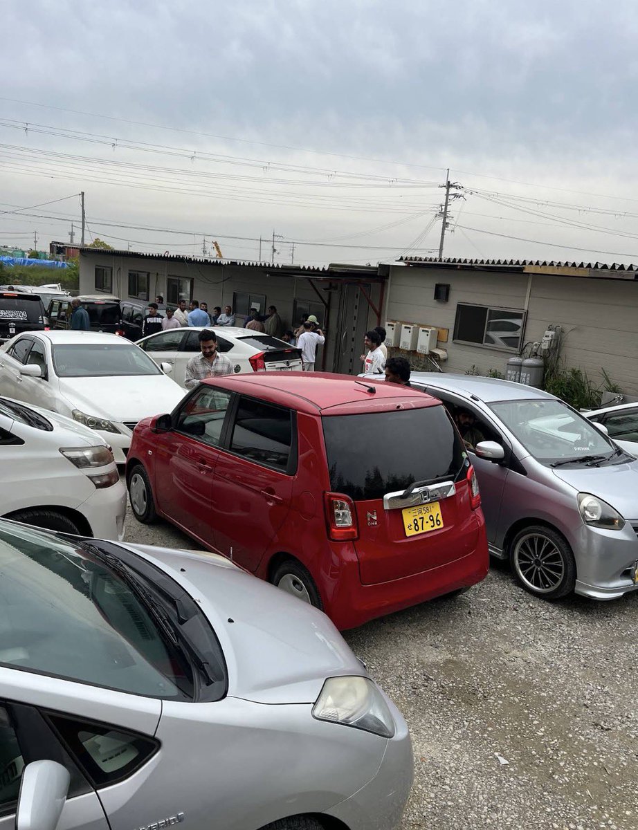 shigeyuki696's tweet photo. 【大阪にも違法モスクが存在した！】
先日、パキスタンの過激ウラマー・タリクマスードが講話を行った「関西某所のモスク」は大阪府和泉市の Izumi Masjid です。
市街化調整区域にあり、和泉市役所に確認したところ全く把握しておらず開発許可および建築確認がなされていない無申請で建てられた違反建築物であることが判明しました。
現地を確認したところモスクと分かる看板等は一切なくA3用紙に書かれたシャハーダが窓に貼ってあるだけでした。
和泉市は撤去を最終的な目標として毅然と対応すべきだ！